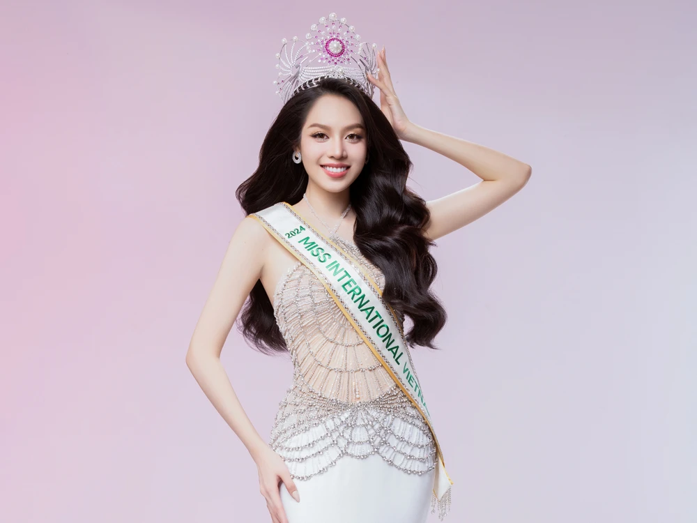 Thanh Thủy mang trên mình dải băng Miss International Vietnam 2024 cùng vương miện Hoa hậu Việt Nam sẵn sàng cho cuộc thi quốc tế. (Ảnh: CTV/Vietnam+)