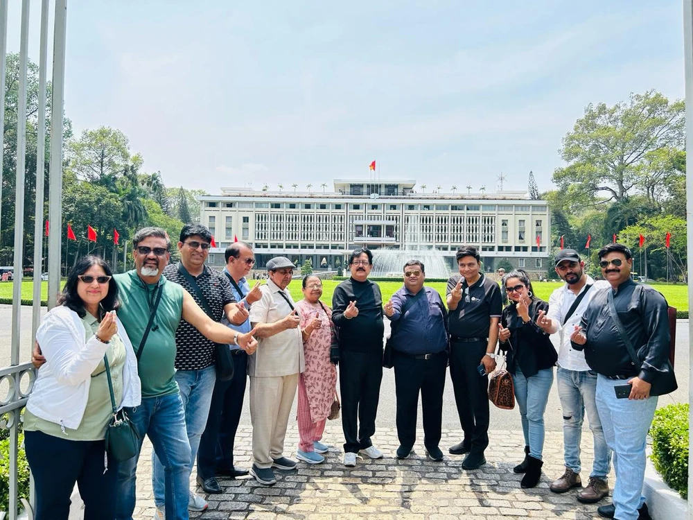 Đoàn du khách Ấn Độ tham quan Dinh Độc lập, Thành phố Hồ Chí Minh. (Ảnh: CTV/Vietnam+)