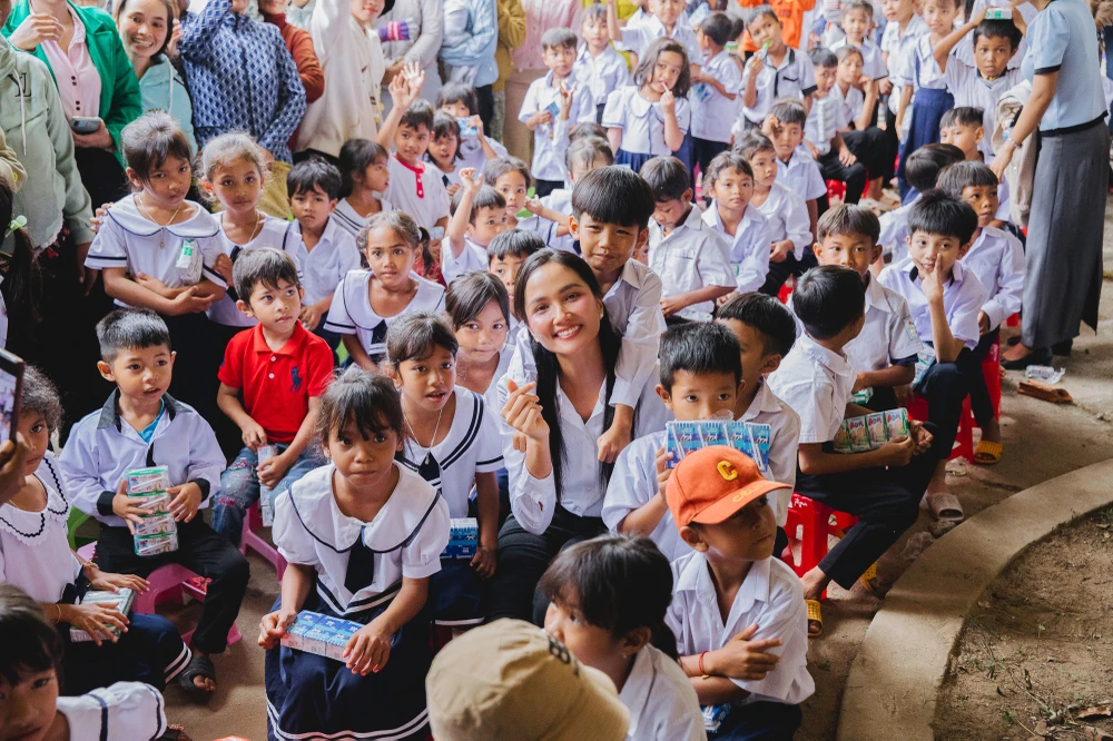 Hoa hậu H’Hen Niê tiếp tục hành trình thư viện thân thiện tại Ninh Thuận. (Ảnh: CTV/Vietnam+)