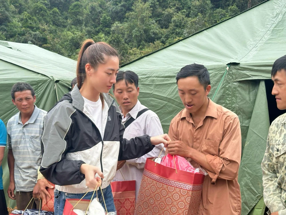 Hoa hậu Lương Thùy Linh trao quà cho người dân vùng lũ ở Cao Bằng. (Ảnh: CTV/Vietnam+)