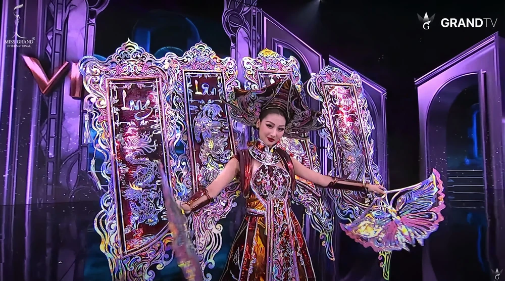 Quế Anh trình diễn trang phục dân tộc trên sân khấu Miss Grand International 2024.