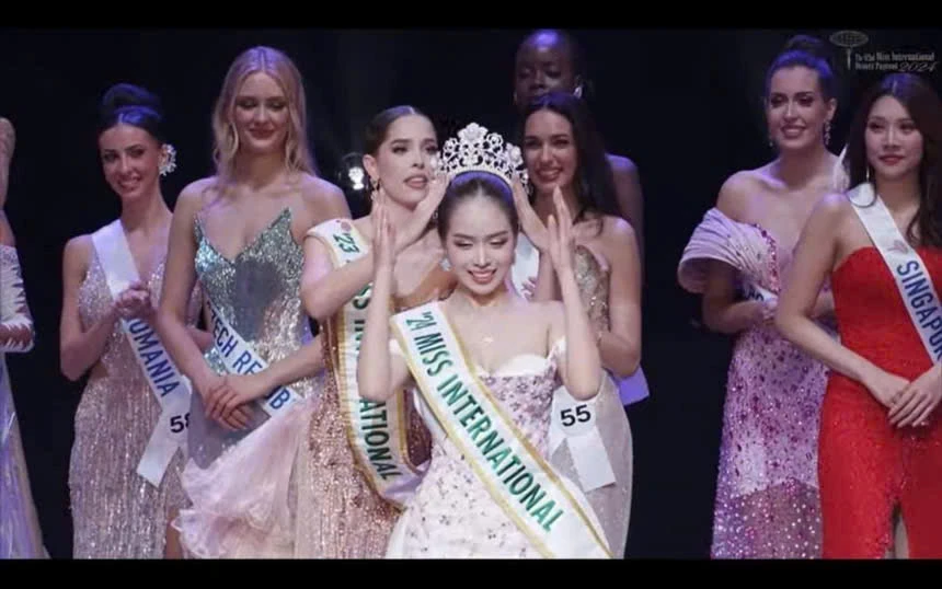 Khoảnh khắc đăng quang của đại diện nhan sắc Việt Nam trong đêm chung kết Miss International 2024.