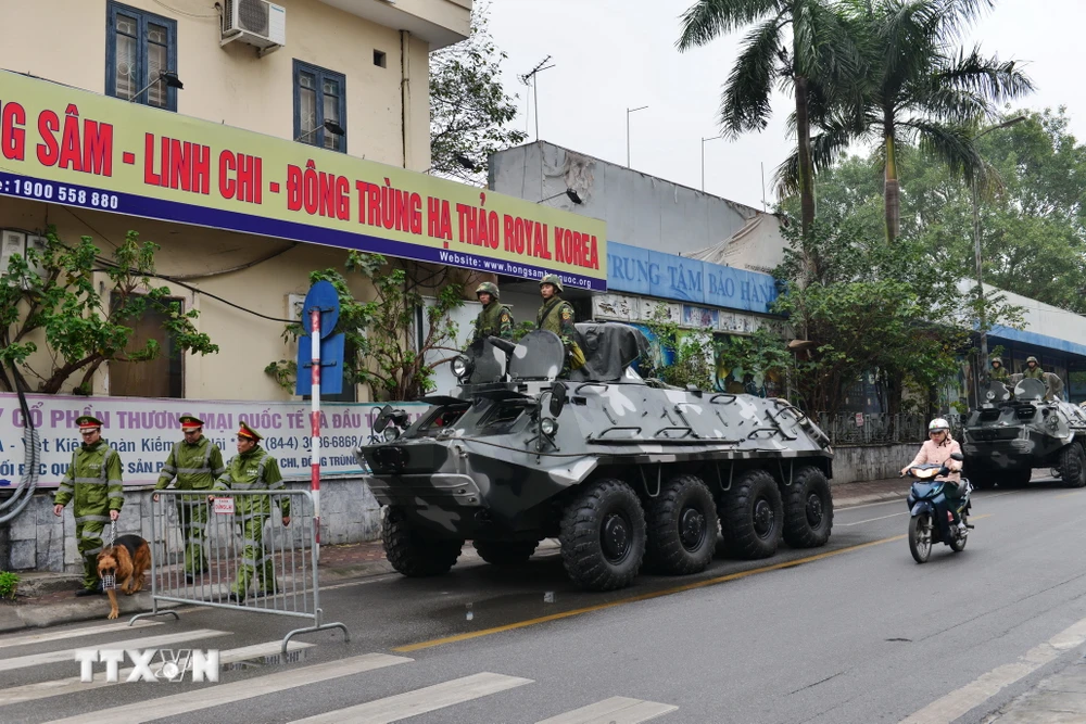 Lực lượng Thiết giáp của Bộ Tư lệnh Thủ đô Hà Nội chốt giữ tại các mục tiêu đặc biệt quan trọng. (Ảnh: TTXVN)