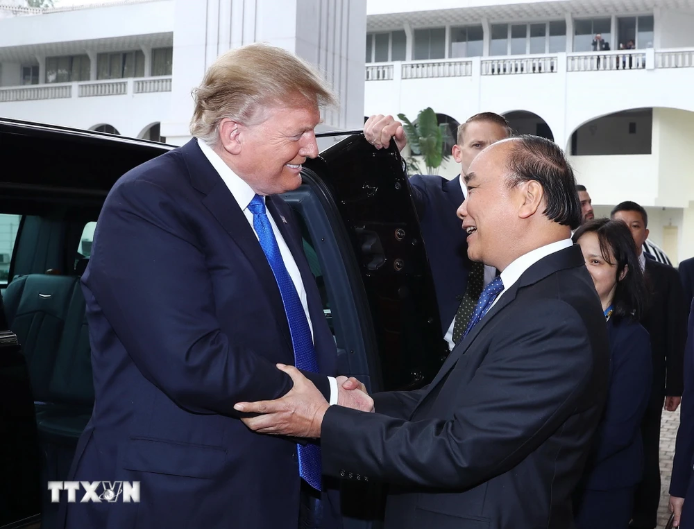 Thủ tướng Nguyễn Xuân Phúc đón Tổng thống Hoa Kỳ Donald Trump. (Ảnh: Thống Nhất/TTXVN)