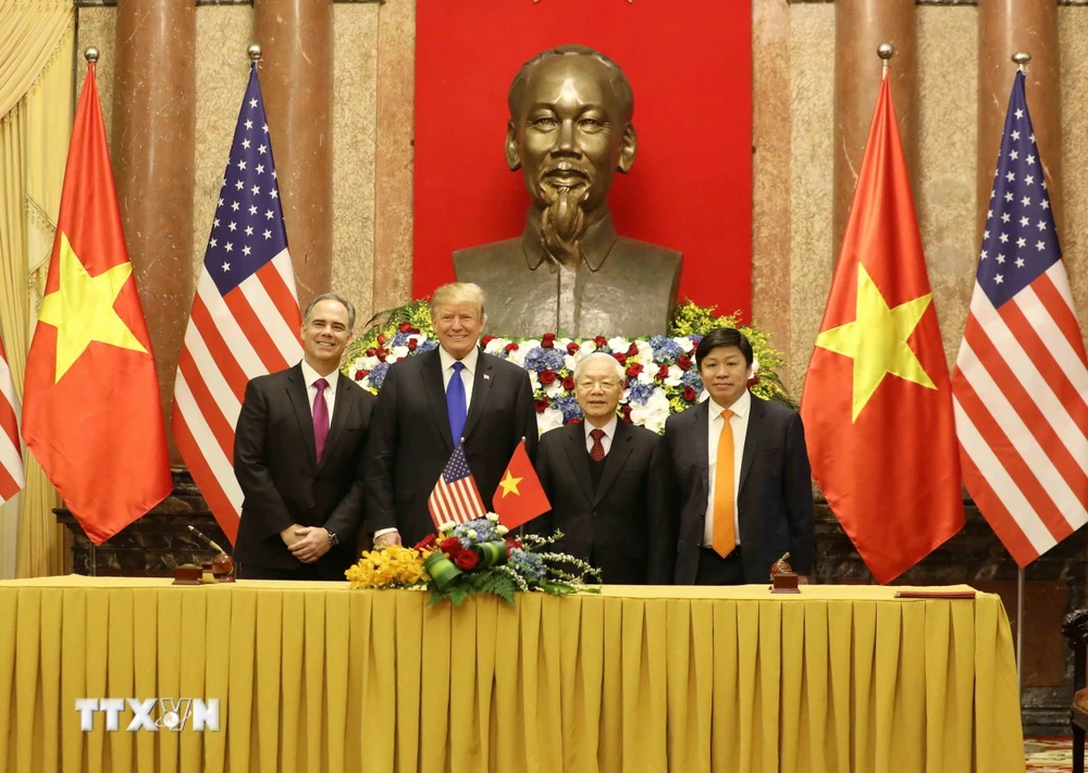 Tổng Bí thư, Chủ tịch nước Nguyễn Phú Trọng và Tổng thống Hoa Kỳ Donald Trump với các đại biểu tham gia ký kết thỏa thuận thương mại giữa VietjetAir và Công ty General Electric. (Ảnh: Phương Hoa/TTXVN)