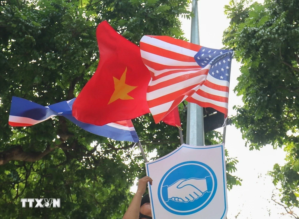 Quốc kỳ Việt Nam, Mỹ và Triều Tiên trên khắp các tuyến phố Hà Nội. (Ảnh: Trọng Đạt/TTXVN)