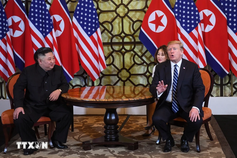 Tổng thống Mỹ Donald Trump (phải) và Chủ tịch Triều Tiên Kim Jong-un trong cuộc gặp riêng tại ngày làm việc thứ hai của Hội nghị thượng đỉnh Mỹ-Triều lần hai ở Hà Nội, ngày 28/2/2019. (Ảnh: AFP/TTXVN)