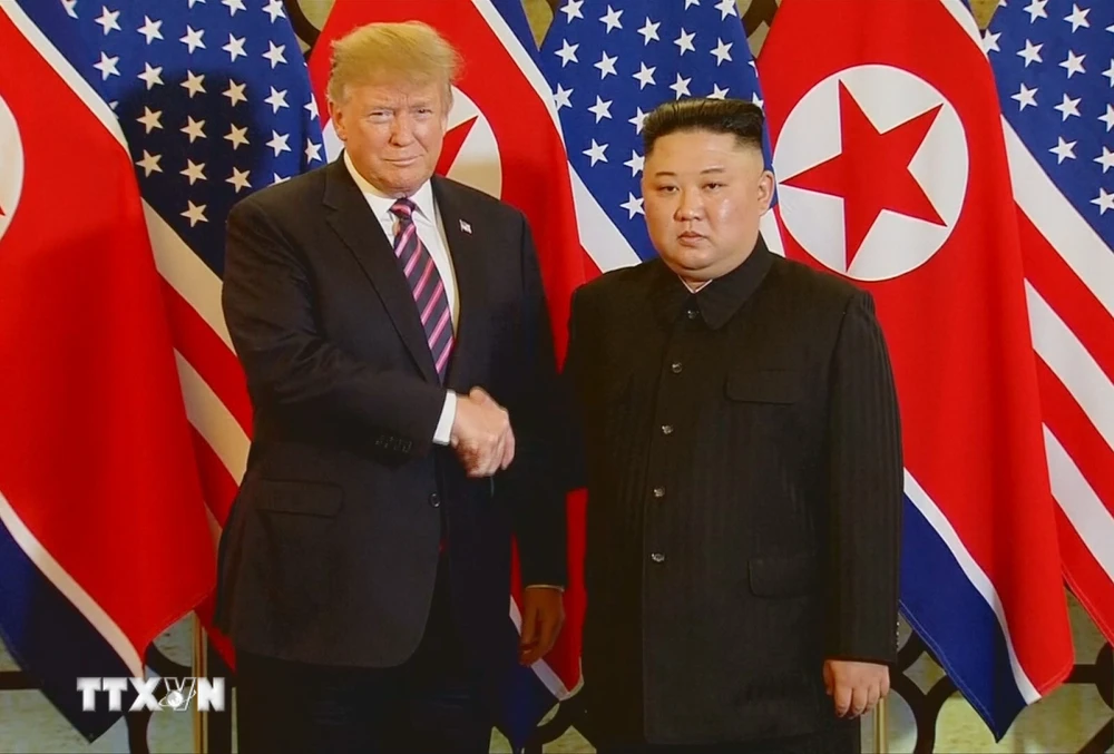 Tổng thống Mỹ Donald Trump và Chủ tịch Triều Tiên Kim Jong-un bắt tay nhau. (Ảnh: TTXVN)