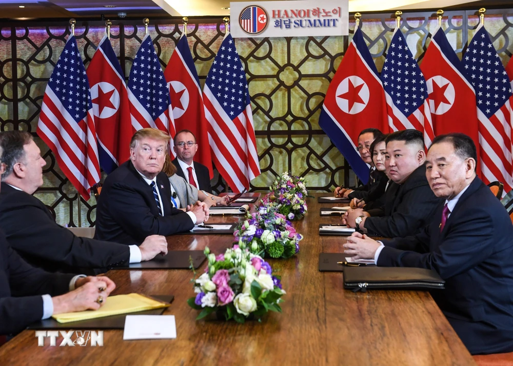 Tổng thống Mỹ Donald Trump (thứ 3, trái) và Chủ tịch Triều Tiên Kim Jong-un (thứ 2, phải) tại cuộc họp mở rộng với các quan chức hai nước trong ngày thứ hai của Hội nghị thượng đỉnh Mỹ-Triều lần hai ở Hà Nội, ngày 28/2/2019. (Ảnh: AFP/TTXVN) 