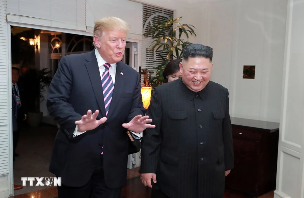 Tổng thống Mỹ Donald Trump (trái) và Chủ tịch Triều Tiên Kim Jong-un trong cuộc gặp đầu tiên ở Hà Nội ngày 27/2/2019. (Ảnh: AFP/TTXVN)