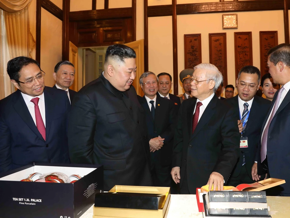 Tổng Bí thư, Chủ tịch nước Nguyễn Phú Trọng và Chủ tịch Triều Tiên Kim Jong-un giới thiệu và trao đổi tặng phẩm. (Ảnh: Phương Hoa/TTXVN)