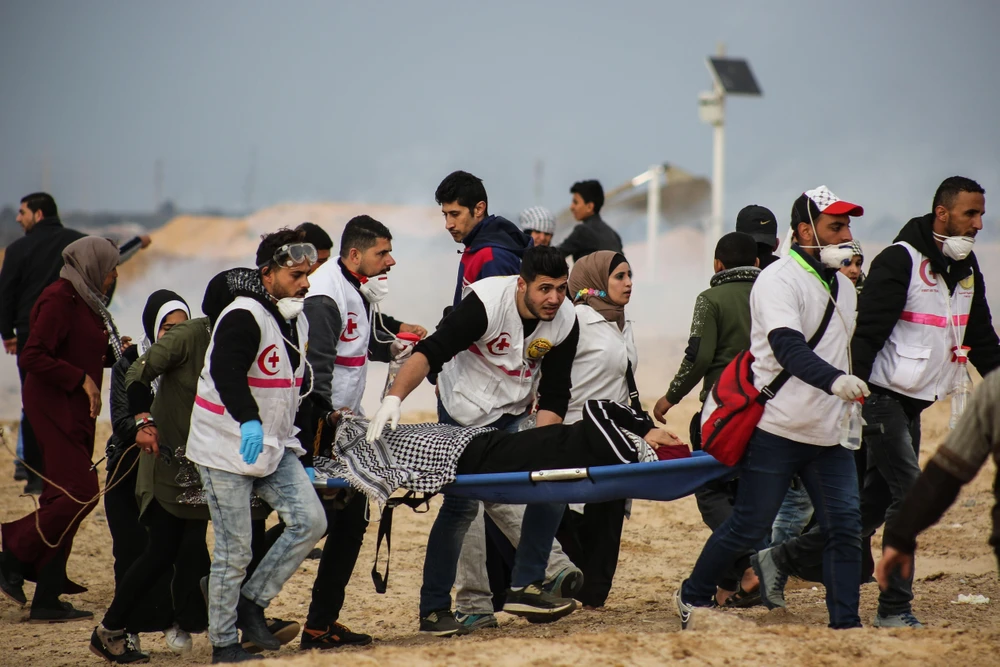 Nhân viên y tế chuyển người Palestine bị thương trong cuộc đụng độ với binh sỹ Israel tại khu vực biên giới Dải Gaza-Israel, ngày 19/2/2019. (Ảnh: THX/ TTXVN)