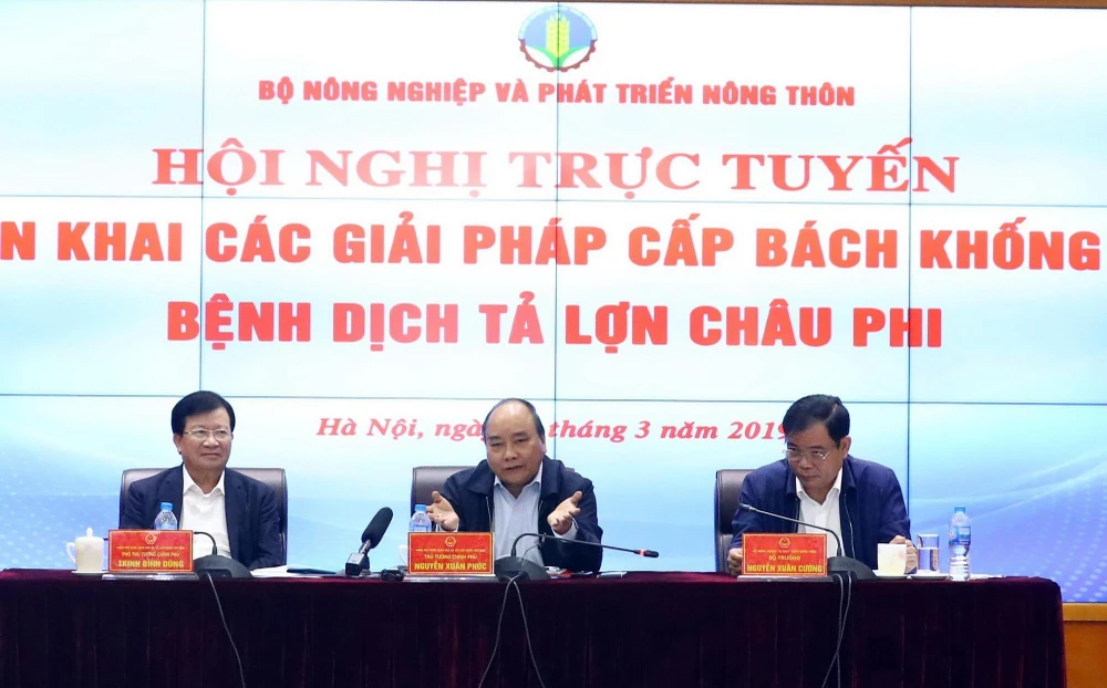 Thủ tướng Nguyễn Xuân Phúc, Phó Thủ tướng Trịnh Đình Dũng và Bộ trưởng Nguyễn Xuân Cường chủ trì hội nghị. (Ảnh: Thống Nhất/TTXVN)