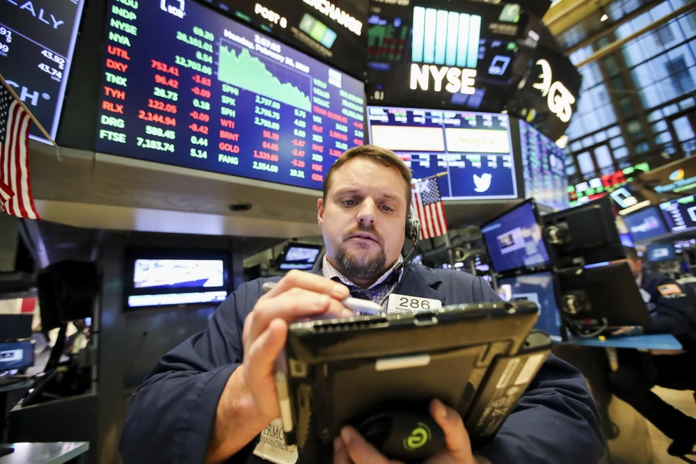 Các nhà đầu tư tại sàn giao dịch chứng khoán New York, Mỹ. (Ảnh: THX/TTXVN)