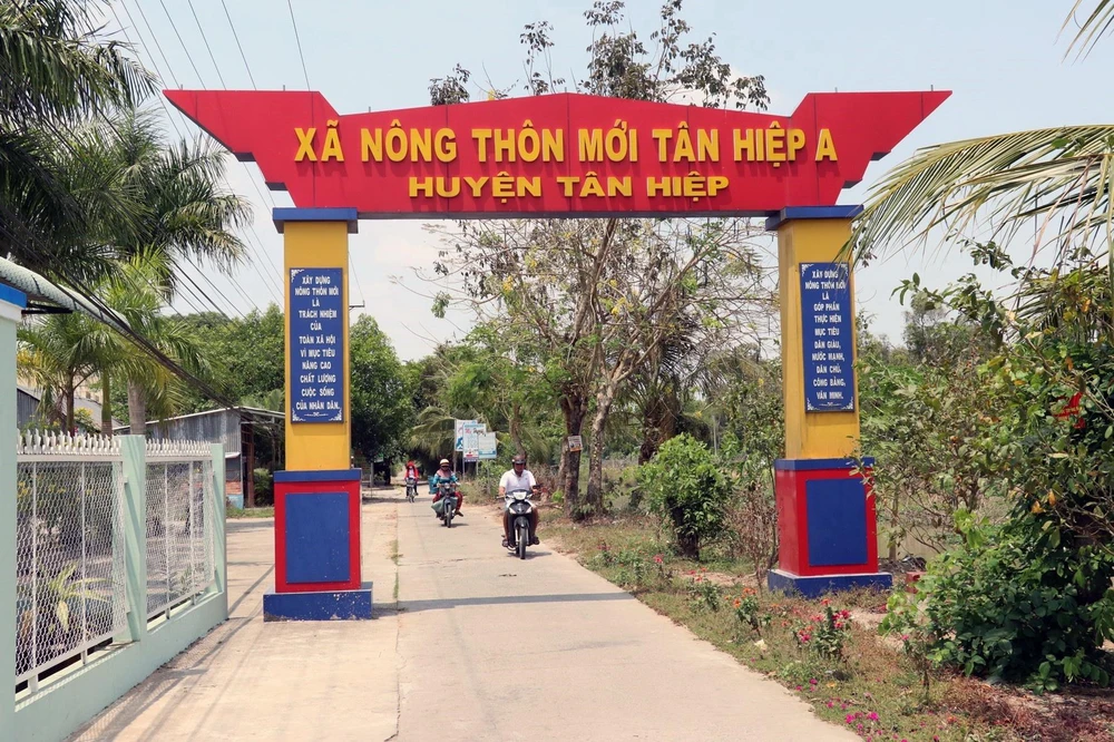 Đường giao thông ở xã nông thôn mới Tân Hiệp A, huyện Tân Hiệp, tỉnh Kiên Giang. Ảnh: Lê Huy Hải/TTXVN)
