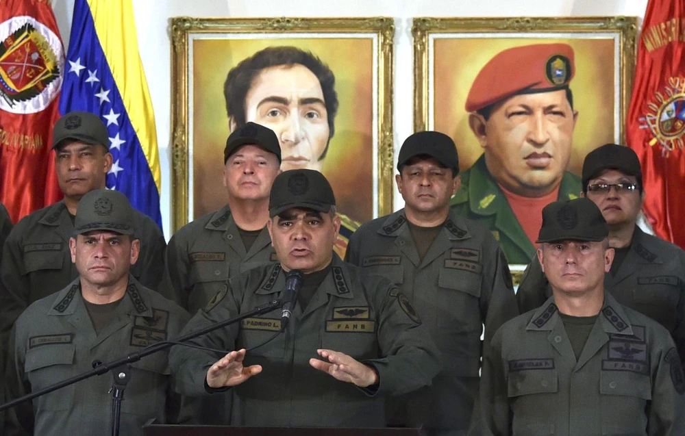 Bộ trưởng Quốc phòng Venezuela Vladimir Padrino (giữa) phát biểu tại trụ sở Bộ Quốc phòng ở Caracas ngày 19/2/2019. (Ảnh: AFP/TTXVN)