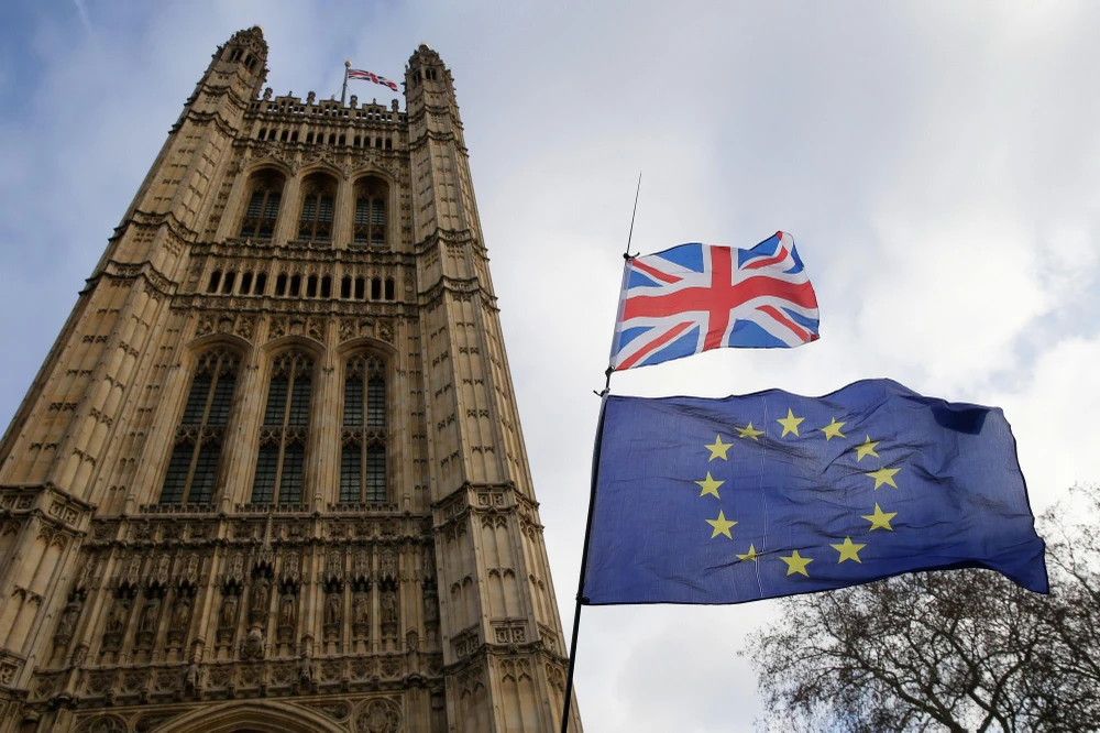 Cờ Anh (phía trên) và cờ EU (phía dưới) bên ngoài tòa nhà Quốc hội ở London, Anh, ngày 9/1/2019. (Ảnh: THX/TTXVN)