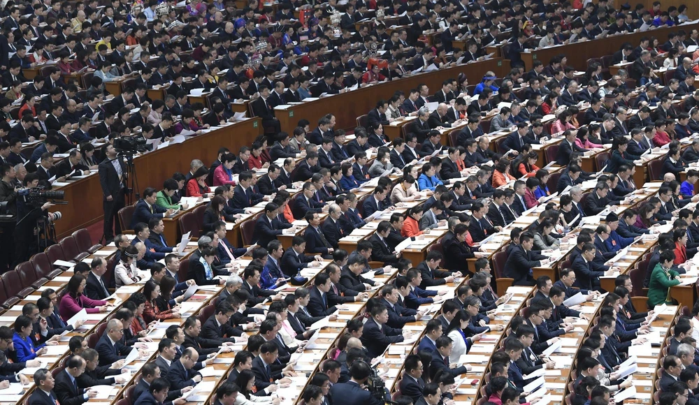 Các đại biểu tham dự buổi khai mạc Kỳ họp thứ hai Quốc hội Trung Quốc khóa 13 diễn ra ở thủ đô Bắc Kinh ngày 5/3. (Ảnh: THX/TTXVN)