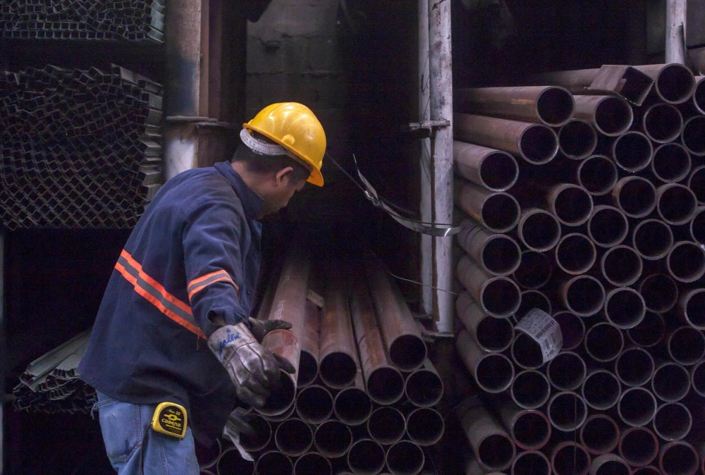 Công nhân làm việc tại nhà máy phân phối thép ở Monterrey, Bắc Mexico. (Ảnh: AFP/TTXVN)