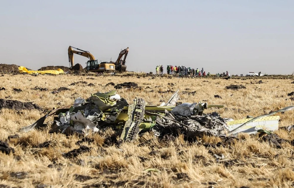 Hiện trường vụ rơi máy bay Boeing 737-8 MAX của Hãng hàng không Ethiopian Airlines tại thị trấn Bishoftu ngày 11/3/2019. (Ảnh: AFP/TTXVN)