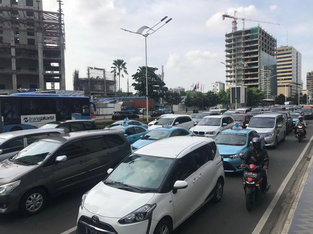 Mật độ giao thông dày đặc trên đường phố Jakarta. (Ảnh: Đỗ Quyên/Vietnam+)