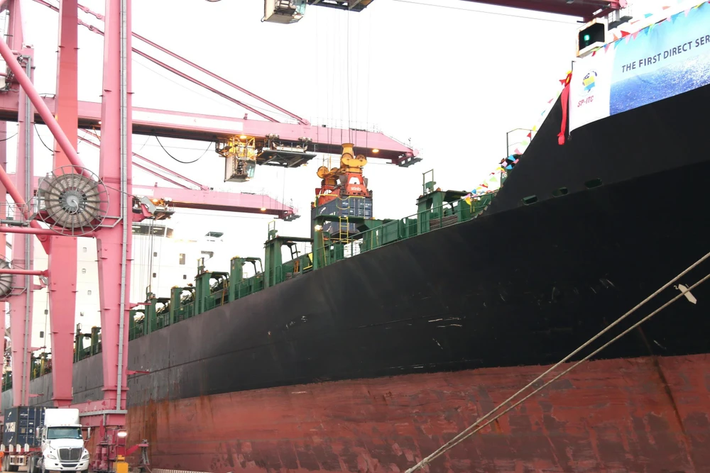 Tàu Morotai trọng tải 40.000 tấn cập Cảng Container quốc tế SP-ITC. (Ảnh: Trần Xuân Tình/TTXVN)