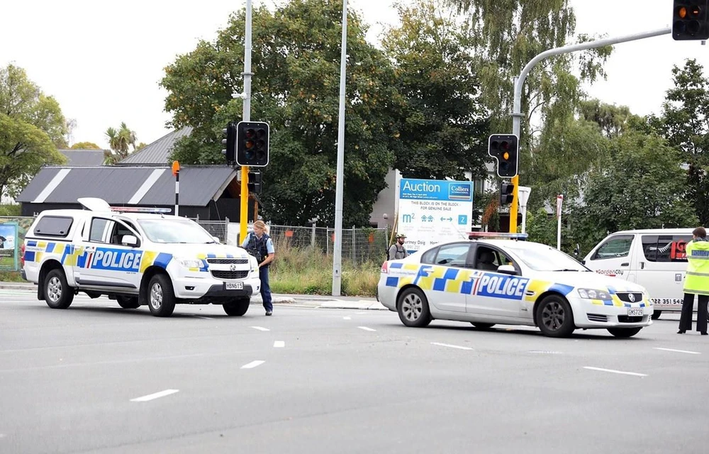 Lực lượng đặc nhiệm New Zealand phong tỏa tuyến đường gần đền thờ Hồi giáo ở Christchurch sau vụ xả súng ngày 15/3/2019. (Nguồn: AFP/TTXVN)