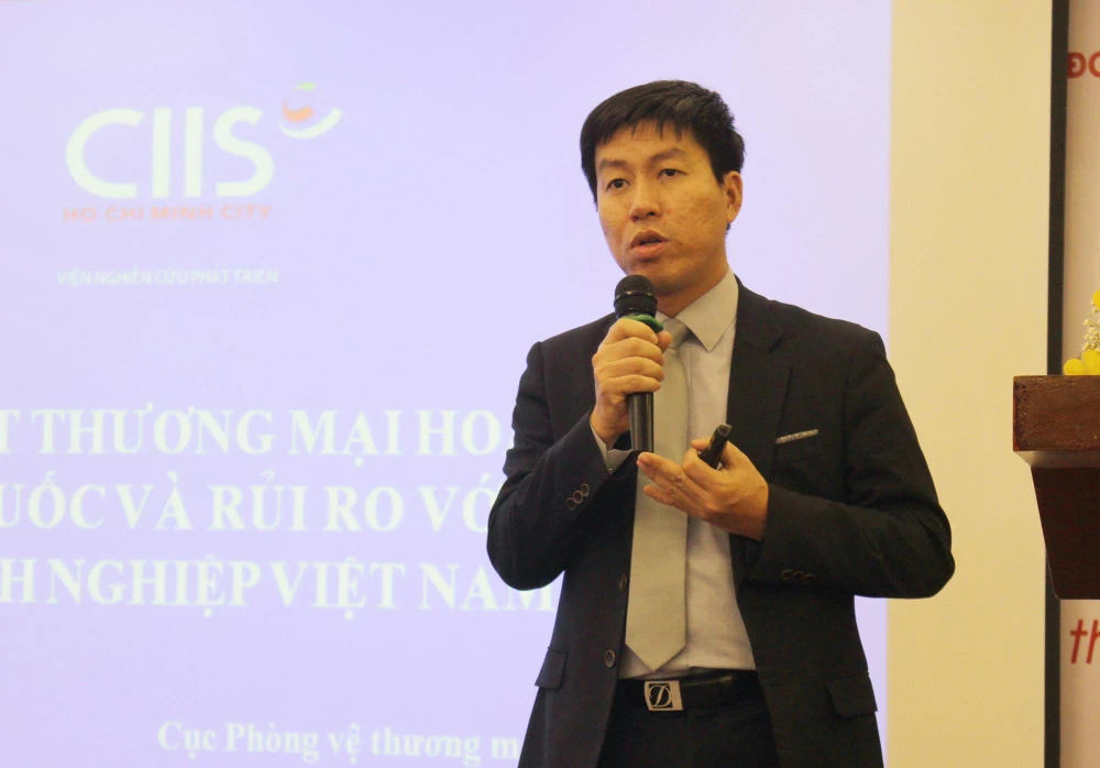 Ông Chu Thắng Trung, Phó Cục trưởng Cục Phòng vệ thương mại, Bộ Công Thương trình bày tham luận tại hội thảo. (Ảnh Xuân Anh/TTXVN)