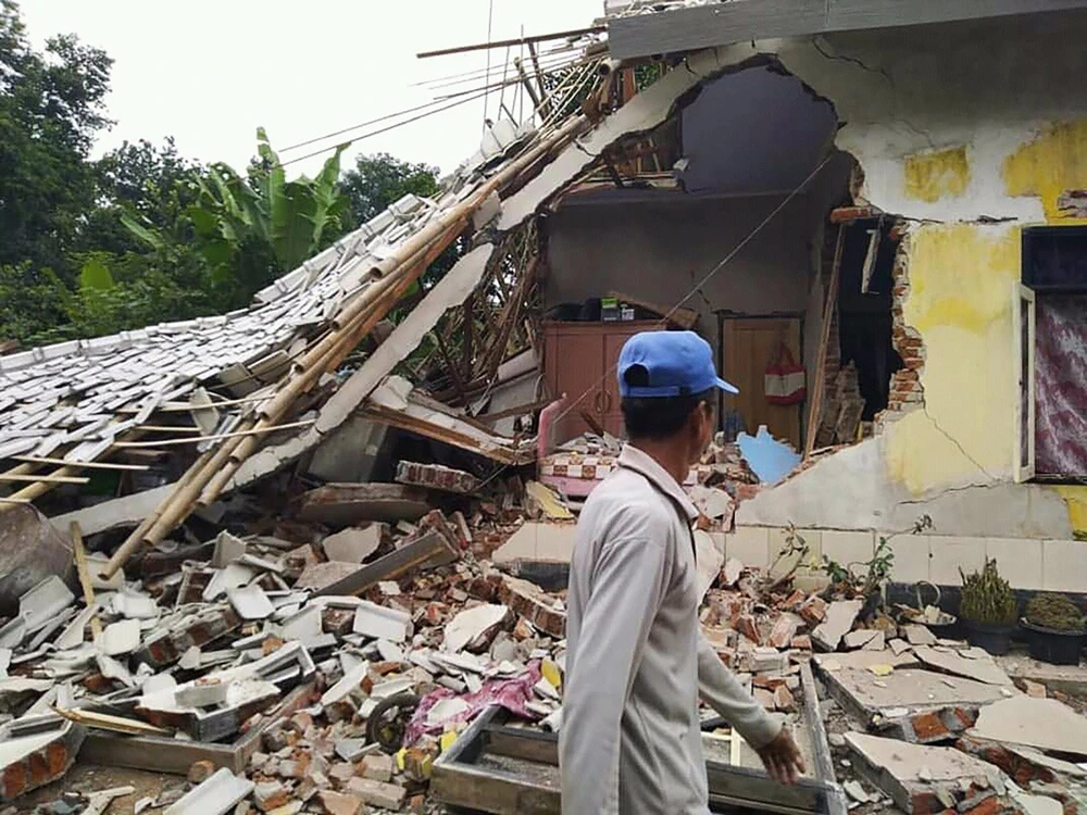Nhà cửa bị phá hủy trong trận động đất ở Selong, đảo Lombok, Indonesia, ngày 17/3/2019. (Ảnh: AFP/TTVXN)