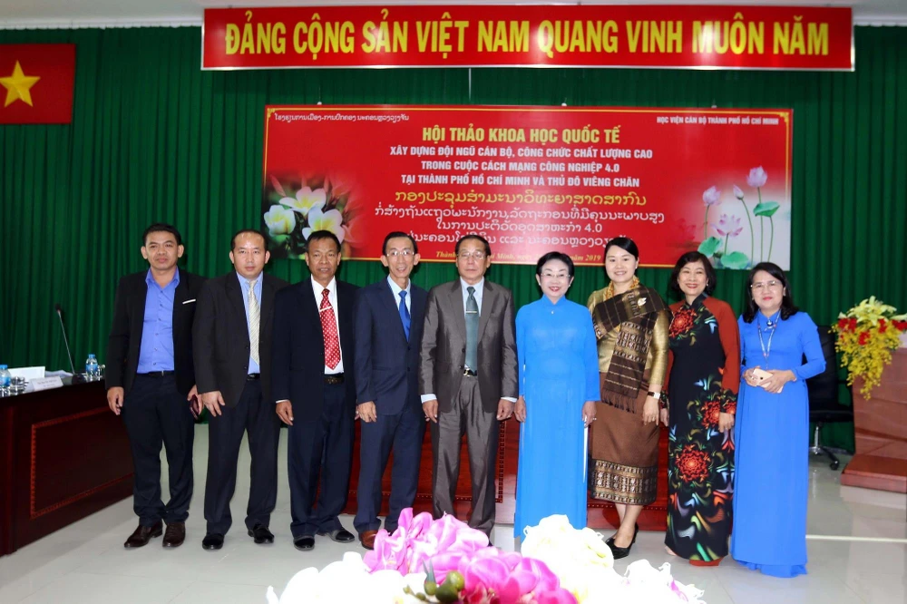 Lãnh đạo Học viện cán bộ Thành phố Hồ Chí Minh và trường Chính trị-Hành chính Vientiane (Lào) sau buổi hội thảo. (Ảnh: Thanh Vũ/TTXVN)