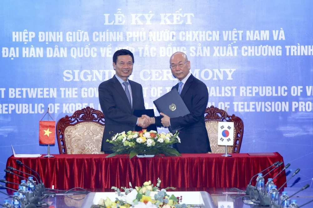 Bộ trưởng Bộ Thông tin và Truyền thông Nguyễn Mạnh Hùng và Chủ tịch Ủy ban Truyền thông Hàn Quốc Lee Hyo-seong ký kết Hiệp định hợp tác. (Ảnh: Minh Quyết/TTXVN)