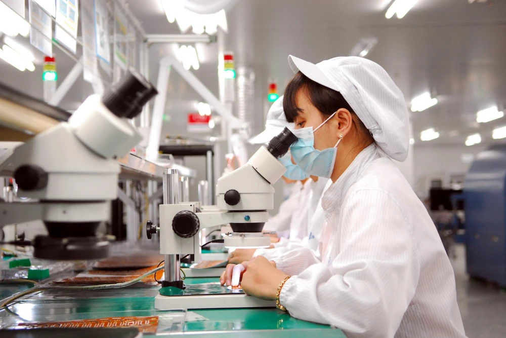 Dây chuyền sản xuất linh kiện điện tử tại Công ty TNHH Synopex Việt Nam (vốn đầu tư của Hàn Quốc). (Ảnh: Danh Lam/TTXVN)