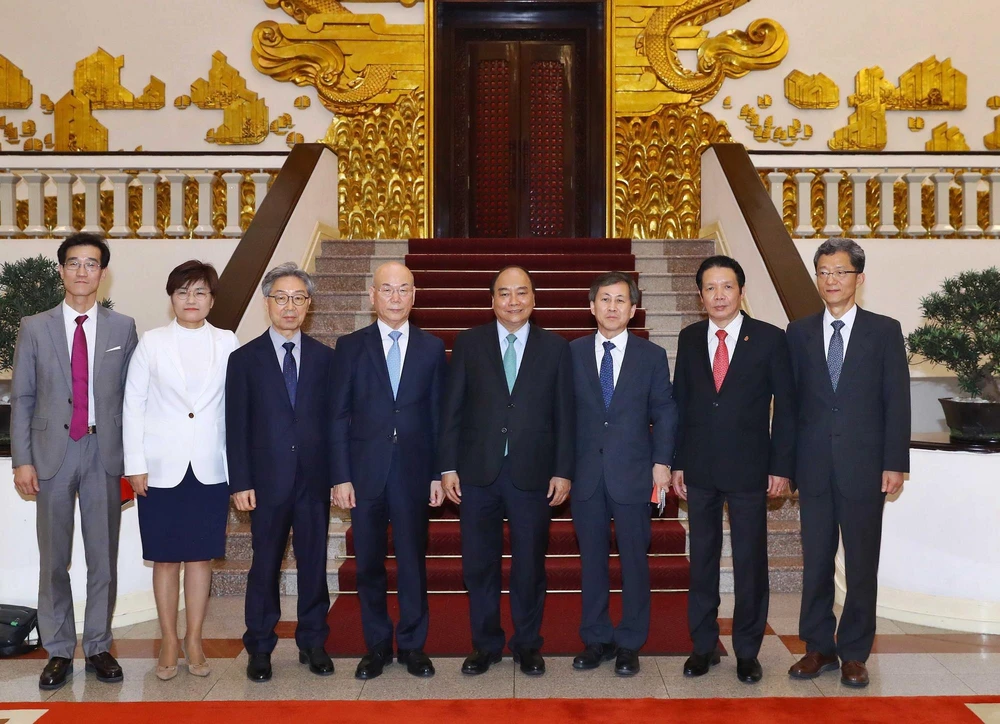 Thủ tướng Nguyễn Xuân Phúc chụp ảnh chung với Chủ tịch Ủy ban truyền thông Hàn Quốc Lee Hyo-seong và các đại biểu. (Ảnh: Thống Nhất/TTXVN)