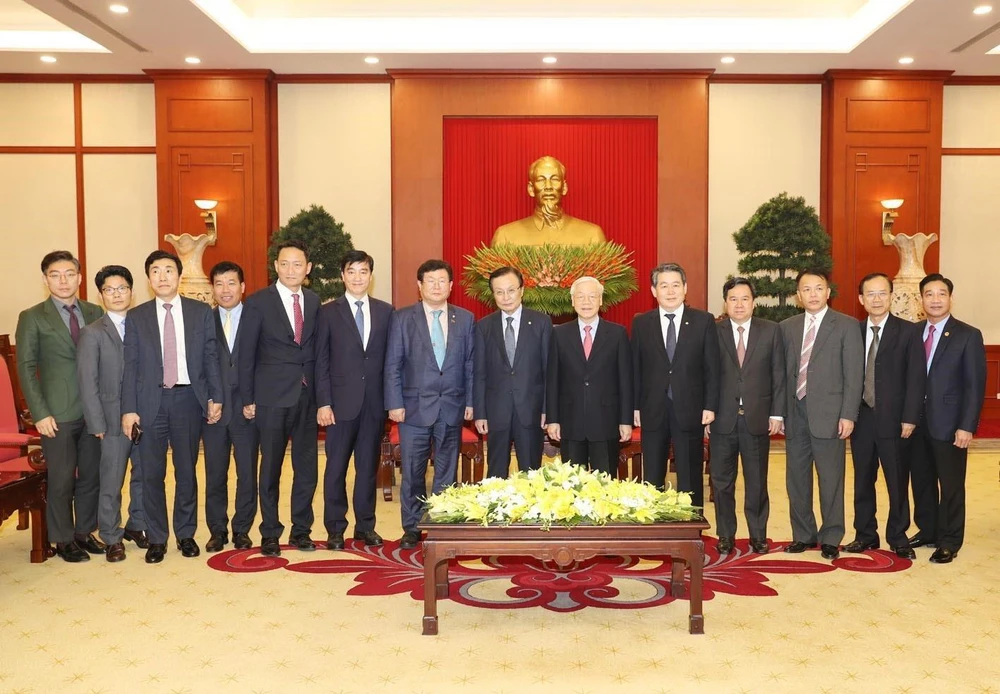 Tổng Bí thư, Chủ tịch nước Nguyễn Phú Trọng và Chủ tịch Đảng Dân chủ Đồng hành Hàn Quốc Lee Hae-chan cùng các đại biểu chụp ảnh chung. (Ảnh: Trí Dũng/TTXVN)