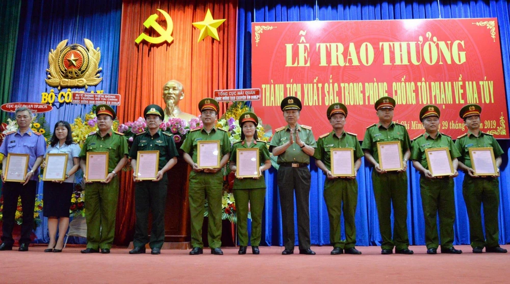 Bộ trưởng Bộ Công an Tô Lâm trao thưởng cho các tập thể có thành tích xuất sắc trong phòng chống tội phạm về ma túy. (Ảnh: Tiến Lực/TTXVN)