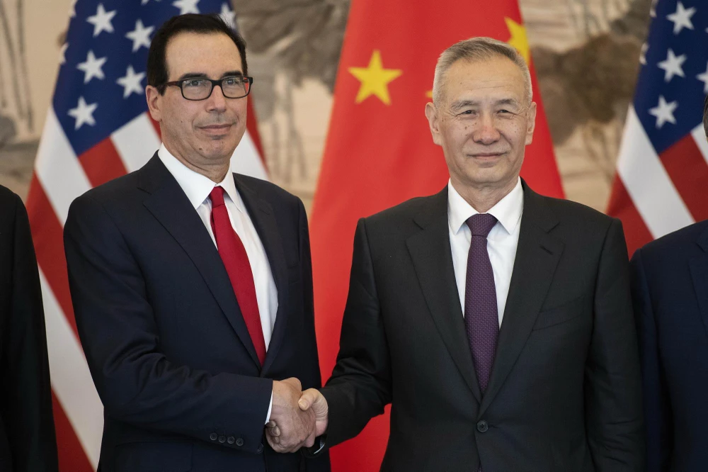 Phó Thủ tướng Trung Quốc Lưu Hạc (phải) và Bộ trưởng Tài chính Mỹ Steven Mnuchin (trái) trong cuộc gặp tại Bắc Kinh, Trung Quốc ngày 29/3/2019. (Ảnh: AFP/TTXVN)