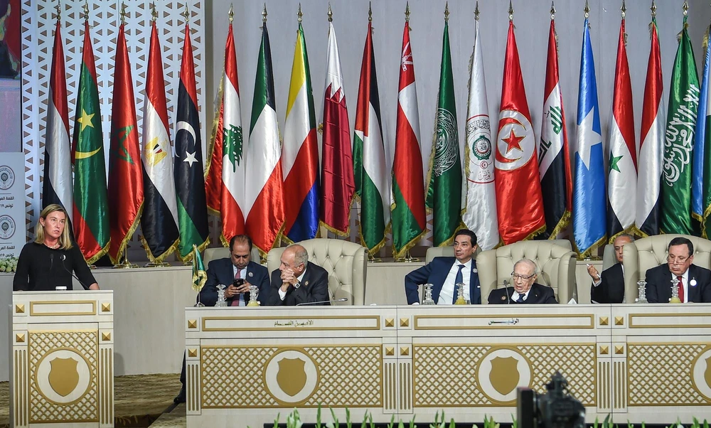 Đại diện cấp cao về chính sách đối ngoại của Liên minh châu Âu Federica Mogherini (trái) phát biểu tại Hội nghị thượng đỉnh Liên đoàn Arab (AL) lần thứ 30 ở Tunis, Tunisia. (Ảnh: AFP/TTXVN)