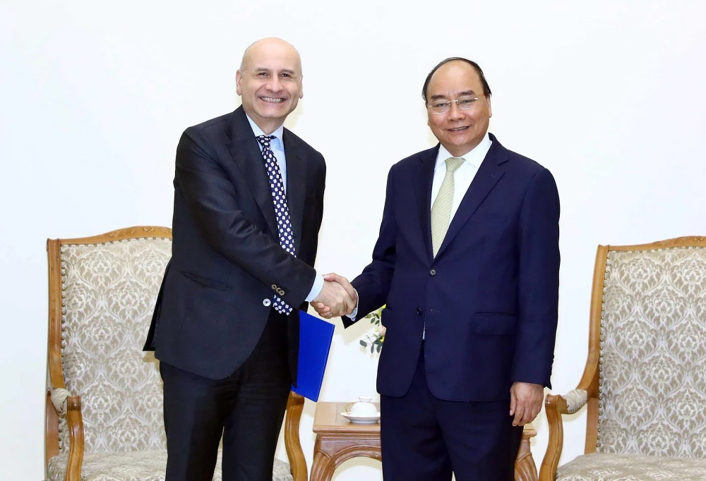 Thủ tướng Nguyễn Xuân Phúc tiếp Đại sứ Cộng hoà Italy tại Việt Nam Antonio Alessandro. (Ảnh: Thống Nhất/TTXVN)
