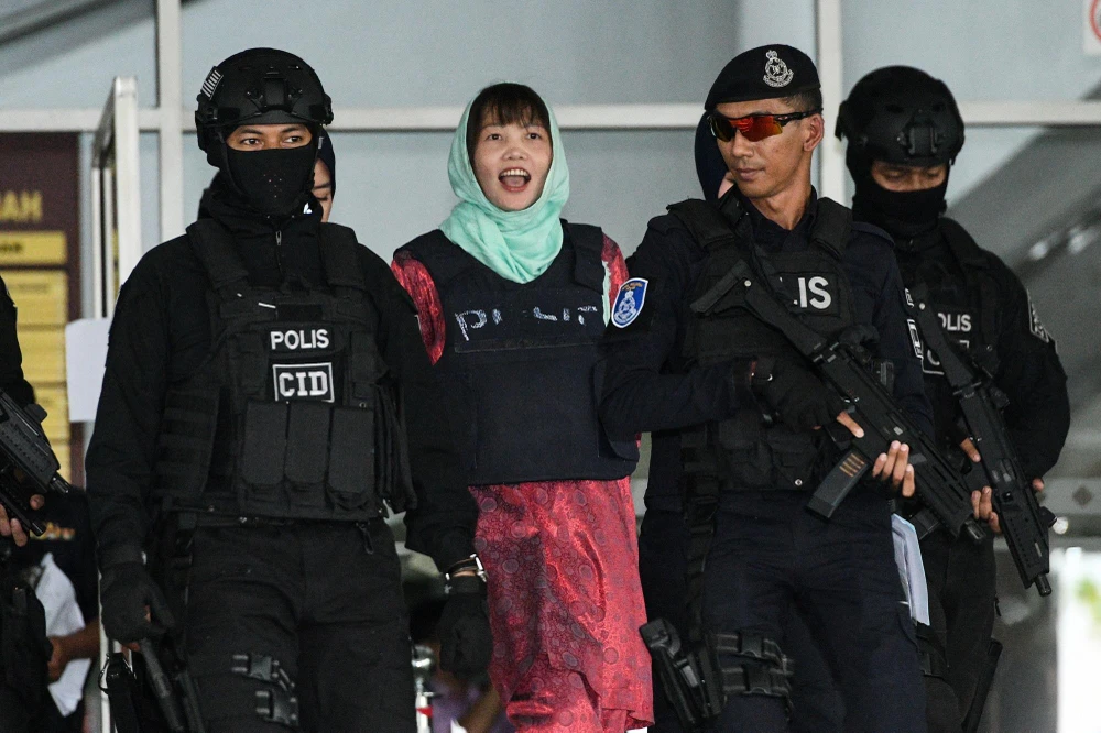 Cảnh sát áp giải Đoàn Thị Hương (thứ 2, trái) rời Tòa thượng thẩm Shah Alam ở ngoại ô Kuala Lumpur, Malaysia sau phiên xét xử ngày 1/4/2019. (Ảnh: AFP/TTXVN)