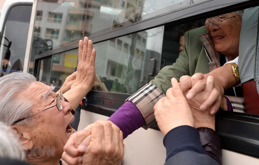 Công dân Triều Tiên (trên xe buýt) chia tay với người thân ở Hàn Quốc trong cuộc đoàn tụ gia đình ly tán ở khu nghỉ dưỡng núi Kumgang. (Nguồn: AFP/TTXVN)