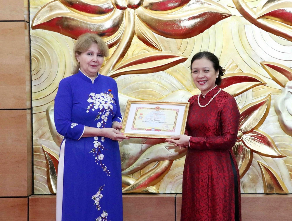 Chủ tịch Liên hiệp các tổ chức hữu nghị Việt Nam Nguyễn Phương Nga trao tặng Kỷ niệm chương Vì hòa bình, hữu nghị giữa các dân tộc cho bà Raisa Vardanyan, Đại sứ Armenia tại Việt Nam. (Ảnh: Văn Điệp/TTXVN)