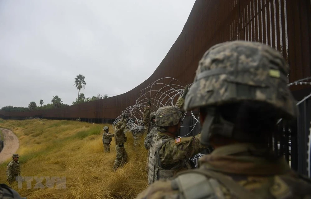 Binh sỹ Mỹ được triển khai tại khu vực Brownsville, Texas, biên giới với Mexico, ngày 13/11/2018. (Nguồn: AFP/TTXVN)