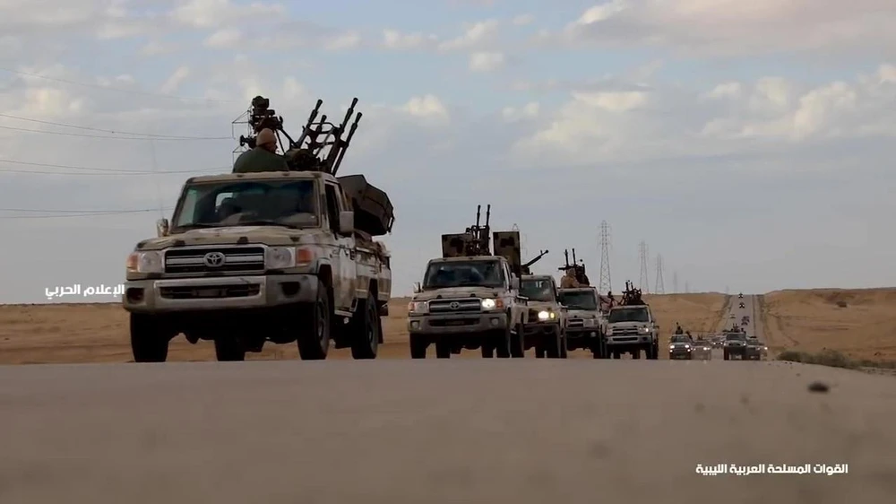 Đoàn xe quân sự thuộc Lực lượng tự xưng Quân đội quốc gia Libya hướng về miền Đông Libya và Tripoli ngày 3/4/2019. (Ảnh: AFP/TTXVN)