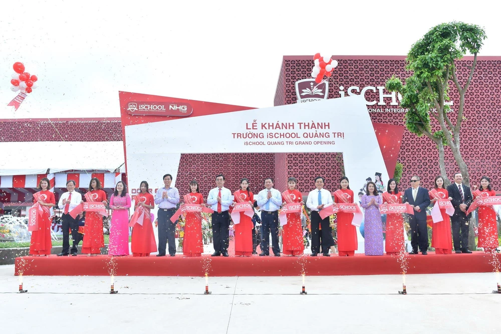 Đại diện lãnh đạo tỉnh Quảng Trị và Tập đoàn giáo dục Nguyễn Hoàng cắt băng khai trương Trường iSchool Quảng Trị. (Nguồn: Vietnam+)