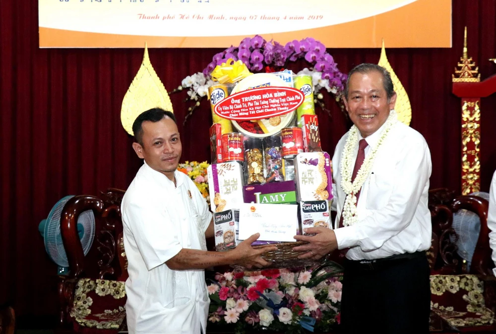 Phó Thủ tướng thường trực Trương Hòa Bình chúc mừng và tặng quà đại diện công nhân người Khmer tại Thành phố Hồ Chí Minh. (Ảnh: Xuân Khu/TTXVN)