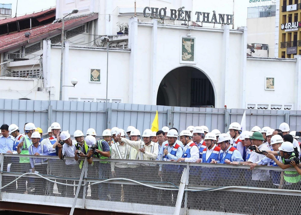 Thủ tướng Nguyễn Xuân Phúc thăm công trình thi công ga Bến Thành. (Ảnh: Thống Nhất/TTXVN)