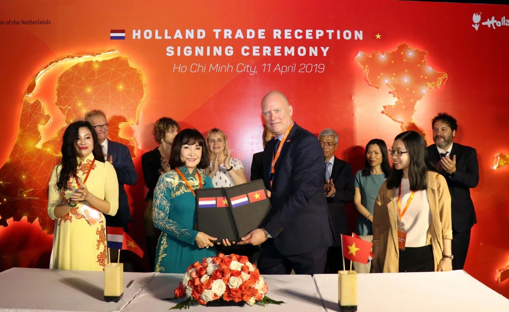 Bà Cora Van Nieuwenhuizen, Bộ trưởng Bộ Cơ sở hạ tầng và Quản lý nước Hà Lan chứng kiến lễ ký thỏa thuận hợp tác giữa các đối tác Việt Nam và Hà Lan. (Ảnh: Xuân Khu/TTXVN)