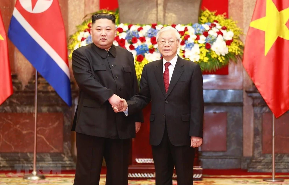 Tổng Bí thư, Chủ tịch nước Nguyễn Phú Trọng đón Chủ tịch Triều Tiên Kim Jong-un khi Chủ tịch Triều Tiên có chuyến thăm hữu nghị chính thức Việt Nam tháng 3/2019. (Ảnh: Doãn Tấn/TTXVN)