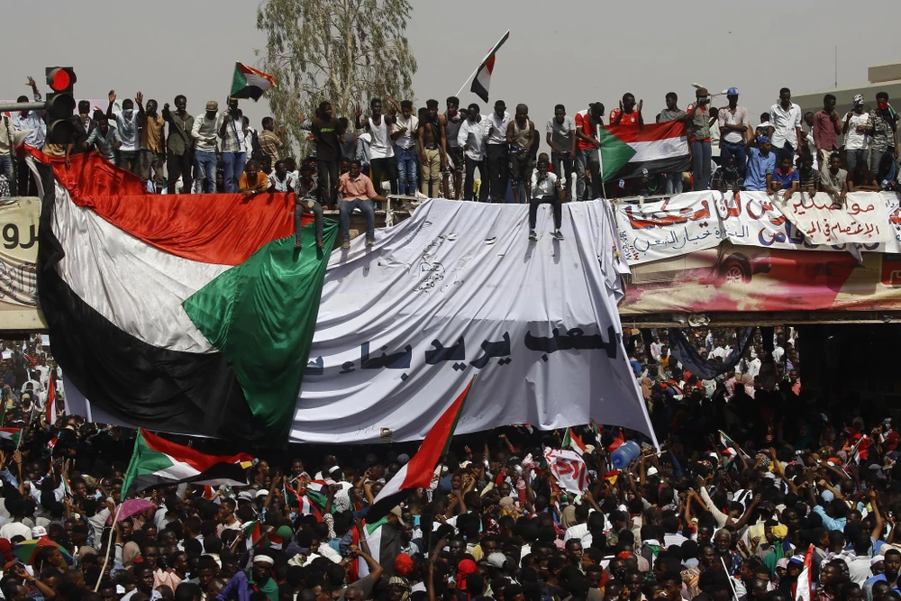 Người biểu tình Sudan tập trung trên đường phố thủ đô Khartoum sau khi Tổng thống nước này, ông Omar al-Bashir bị quân đội bắt giữ, ngày 11/4/2019. (Ảnh: AFP/TTXVN)