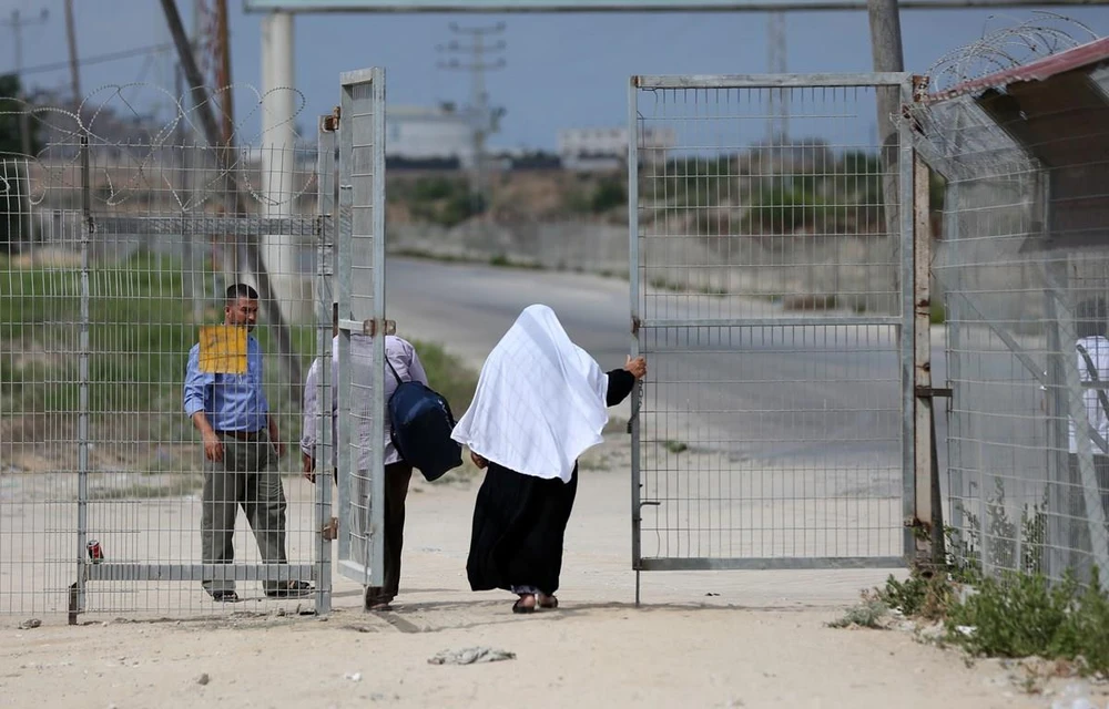 Người dân Palestine qua cửa khẩu Erez giữa Israel và Dải Gaza ở Beit Hanun. (Ảnh: AFP/TTXVN)